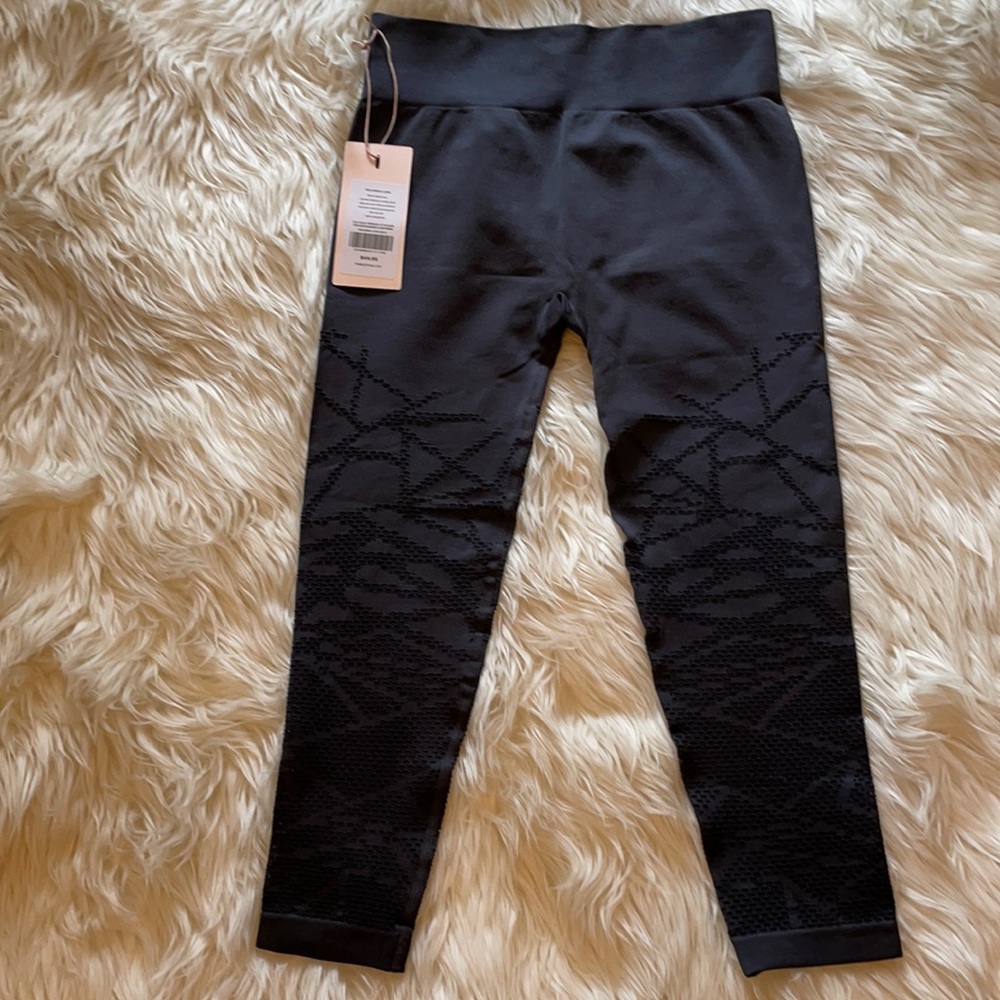 NWT Fabletics Demi Lovato capri leggings